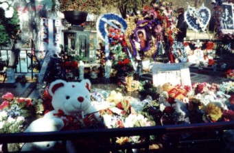 Tributes at Elvis' grave this January 2001